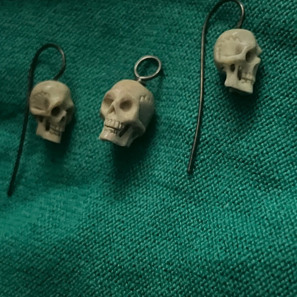 Rare bone carved skull earrings and pendant - Picture 3 of 13